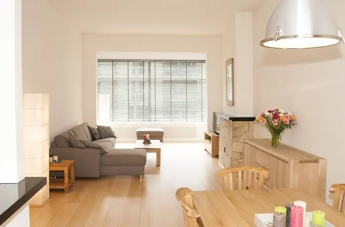 德尔希斯尼公寓 4*