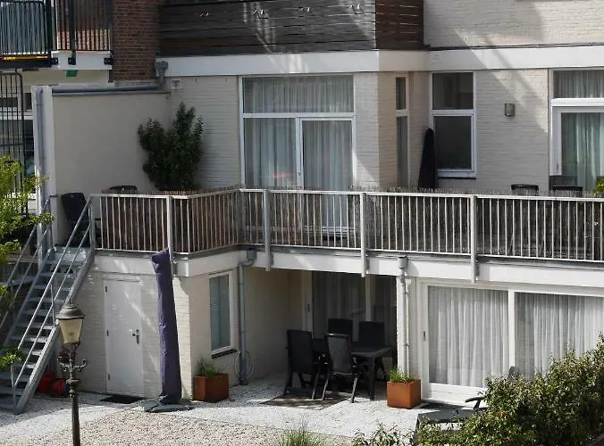 德尔希斯尼公寓 4*