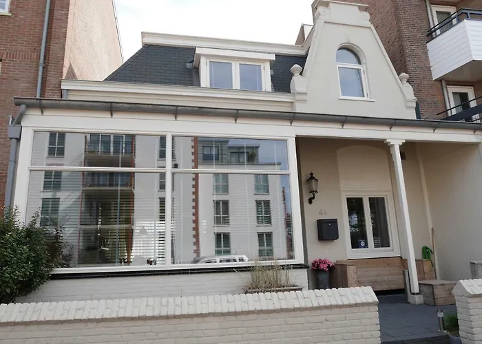 德尔希斯尼公寓 4*