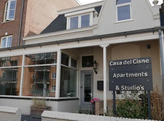 德尔希斯尼公寓 4*