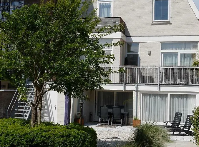 德尔希斯尼公寓 4*